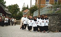 Die katholische Prozession trifft am Wollmannberg ein